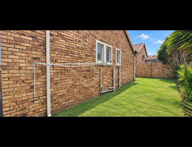 2 BEDROOM TOWNHOUSE FOR SALE IN KOSMOSDAL